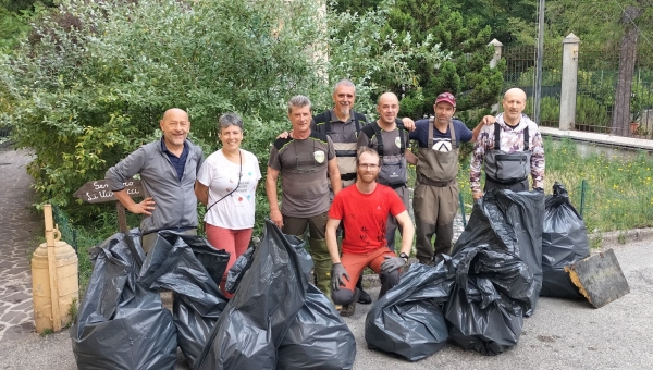 Pulizia del fiume Potenza: volontari in azione sul sentiero dei Vurgacci